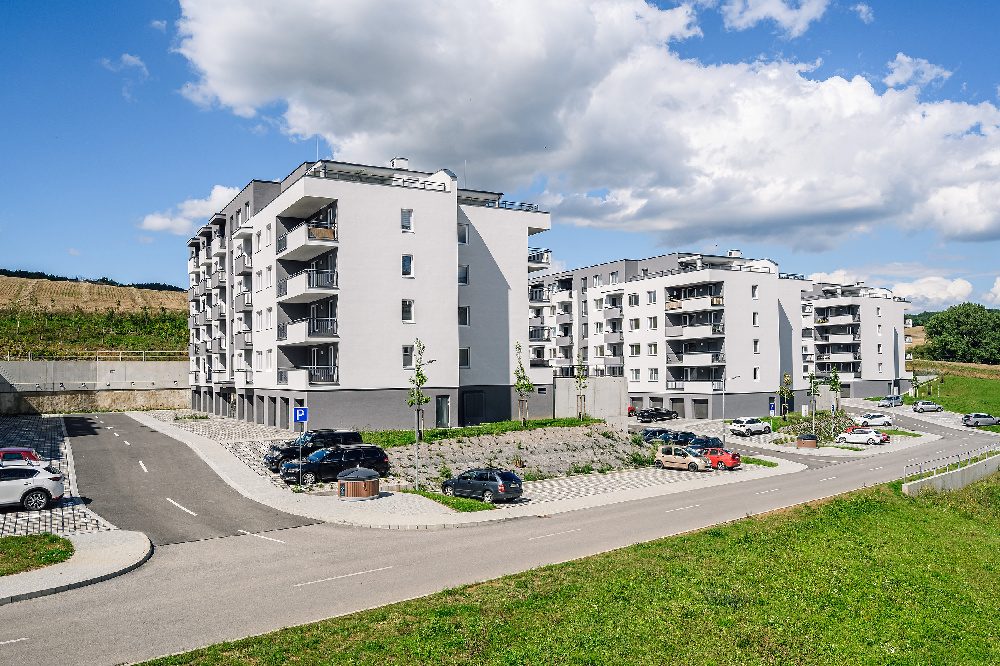 Dokončený obytný soubor Halalovka — bytové domy s parkováním