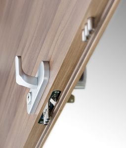 Detail polodrážky v povrchu dveří s těsněním