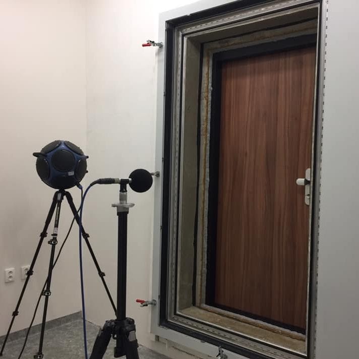 Zkouška zvukové izolace bezpečnostních dveří – 40 dB