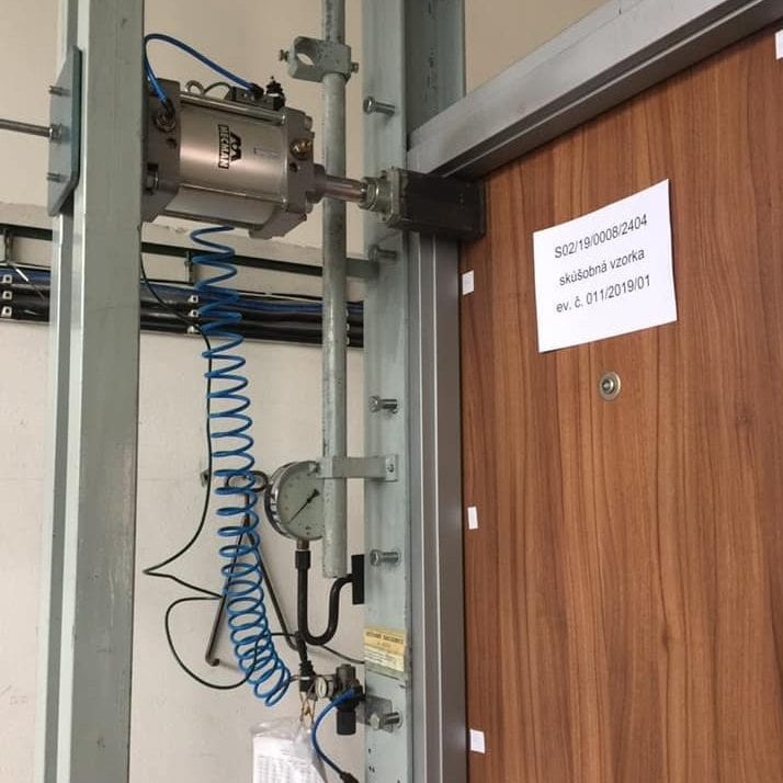 Zkouška statického zatížení bezpečnostních dveří FORNOX – 600 kg