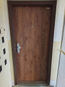 Bezpečnostní dveře 578 Ořech VERSO se zárubní MZKA RAL 8028