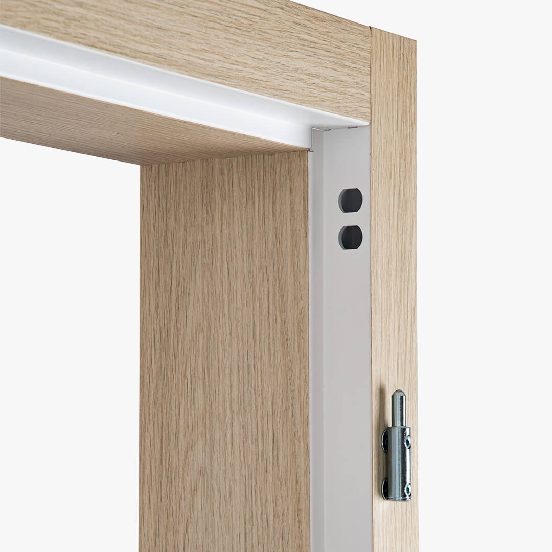 Detail bezpečnostní zárubně FORNOX v místech uzamykacích jistících bodů a nastavitelného 3D dveřního závěsu.